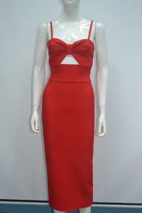 Dettaglio vestito rosso bandage con grande fiocco frontale e design cut-out