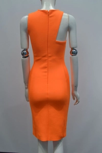 Vue détaillée d'une robe moulante orange avec découpe au dos et fermeture éclair invisible