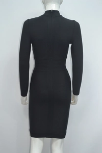 Detail des Rückenreißverschlusses und der Taillentextur bei einem schwarzen Minikleid