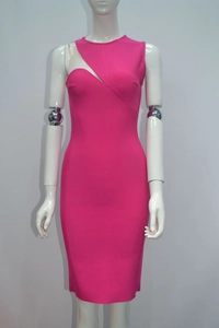 Détail de la robe bandage rose fuchsia montrant le tissu texturé et la découpe du col