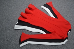 Détail de robes courtes à manches longues avec ourlet à volants et poignets évasés en couleurs