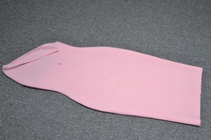 Dettaglio della cerniera posteriore su questo abito fasciante rosa chiaro attillato