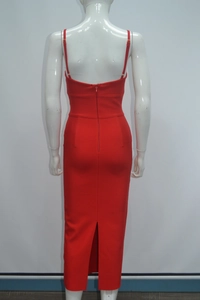 Dettaglio posteriore di un vestito rosso bandage con zip, spalline e spacco sul fondo