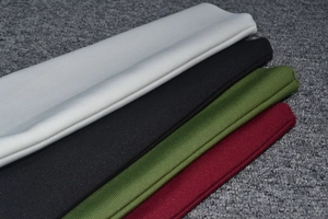 Gros plan détaillé montrant la texture côtelée et les couleurs du tissu de jupe bandage