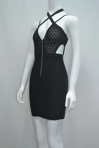 Détail d'une robe bandage noire avec empiècements en résille, licou et zip doré frontal