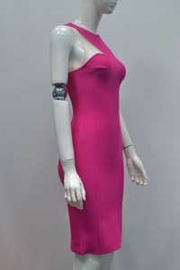 Détail d'une robe bandage moulante rose avec encolure asymétrique et découpe