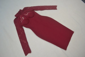 Robe moulante bordeaux avec manches en dentelle florale et col choker posée à plat