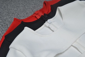 Détails du dos d'une robe bandage avec fermetures éclair invisibles assorties