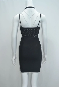 Détails du dos d'une mini robe bandage noire avec des motifs en résille ajourée
