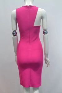 Détail de la robe moulante rose avec découpe asymétrique au dos et fermeture éclair cachée