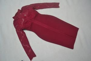 Détail de la robe moulante bordeaux avec manches en dentelle et broderie ajourée