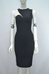 Détail d'une robe noire sans manches avec décolleté asymétrique et coupe ajustée élégante
