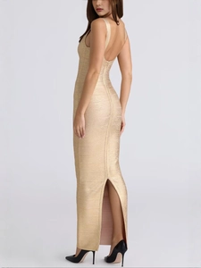 Robe bandage dorée moulante à dos nu et finitions scintillantes pour soirées élégantes