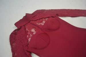 Détails de la robe en dentelle rouge foncé avec bonnets bustier structurés et manches