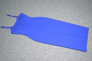 Dettaglio dell'abito bandage blu reale con cerniera posteriore e spalline regolabili