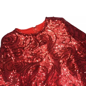 Robe de cocktail rouge à paillettes avec col rond et broderie à motifs tourbillons