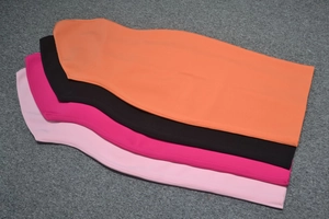 Dettaglio degli abiti aderenti elastici in maglia fitta arancione nero e rosa