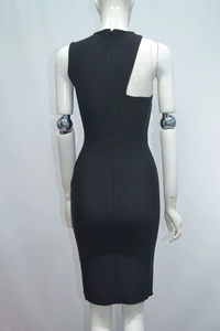 Détail de la robe moulante noire avec découpe asymétrique au dos et fermeture éclair
