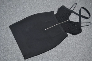 Robe bandage noire en maille évidée avec dos croisé et fermeture éclair argentée de détail