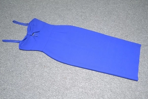 Dettaglio dell'abito bandage blu elettrico che mostra il ritaglio e il nodo sul collo