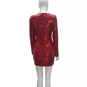 Mini robe à paillettes rouges à manches longues avec motifs tourbillonnants élégants