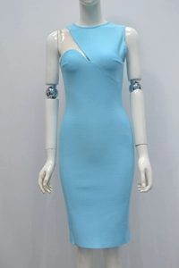 Détail d'une robe moulante bleu clair avec décolleté asymétrique et texture côtelée