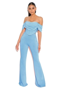 Dettaglio del set top a corsetto con spalle scoperte blu chiaro e pantaloni a zampa a vita alta