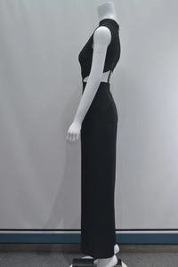 Vue latérale de la combinaison noire sans manches avec découpe taille et jambe large