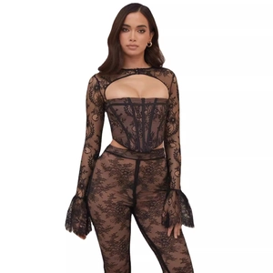 Set a due pezzi in pizzo nero con top corto a maniche lunghe e pantaloni attillati abbinati