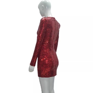 Mini robe moulante à paillettes rouges avec manches longues et motifs en spirale