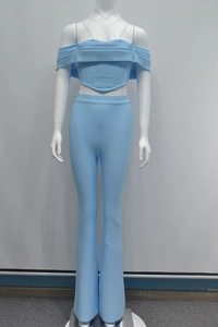 Dettaglio del set azzurro con top a corsetto senza spalle e pantaloni a zampa alta