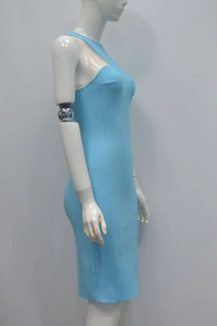 Détail d'une robe bandage bleu clair à une épaule avec texture côtelée sur un mannequin blanc
