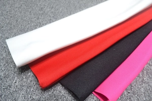 Detailansicht der gerippten Strickstruktur elastischer Stirnbänder in vier Farben