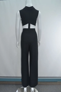 Vue arrière d'un ensemble haut court sans manches dos nu et pantalon large taille haute