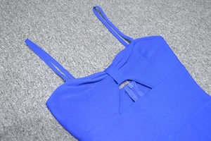 Dettaglio dell'abito bandage blu reale con spalline sottili, ritaglio e cerniera anteriore