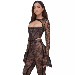Elegante completo due pezzi in pizzo nero con top a corsetto a maniche lunghe e pantaloni