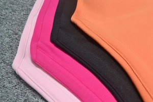 Dettaglio della trama in maglia a coste nei colori rosa, magenta, arancio e nero