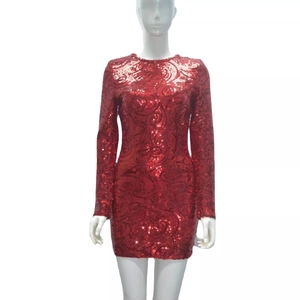 Robe mini moulante à paillettes rouges et manches longues avec motif à spirales