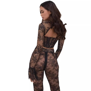 Completo due pezzi in pizzo nero con top a schiena scoperta e pantaloni slim abbinati