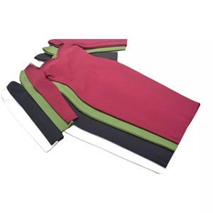 Robe bandage moulante à manches longues disponible en rouge, vert, noir et blanc