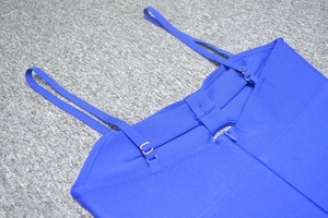 Dettaglio di abito bandage blu navy con spalline regolabili e cerniera invisibile