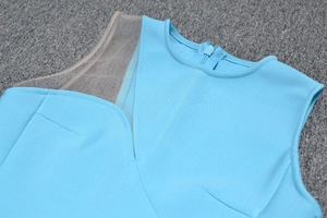 Détail de la robe bleu ciel à col en V avec mesh et fermeture éclair invisible