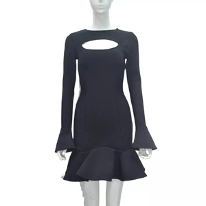 Mini robe moulante noire avec découpe poitrine et manches à volants pour cocktails