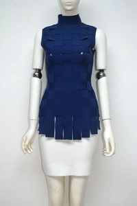 Dettaglio lupetto senza maniche blu navy con design intrecciato e orlo con frange su manichino