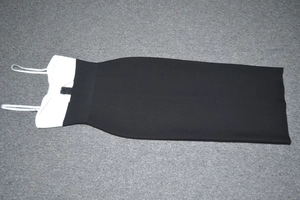 Dettaglio in piano di un abito bandage bicolore con scollo a cuore e taglio aderente
