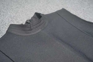 Détail macro du tissu bandage noir avec fermeture éclair invisible et étiquette S