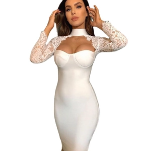 Robe bandage blanche moulante avec manches en dentelle élégantes et col choker