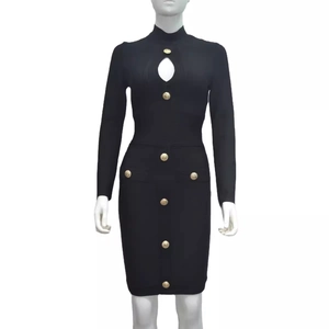 Elegantes schwarzes Langarm-Minikleid mit Tropfenausschnitt und geprägten Goldknöpfen