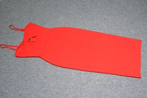 Dettaglio dell'abito bandage rosso con scollatura cut-out e fiocco decorativo