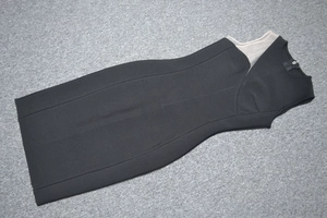 Détail de robe noire à col en V avec empiècement en mesh et fermeture éclair invisible
